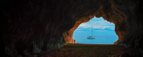 Playas de Cerdeña - Cueva de Cala Luna El mar de Cala Luna visto desde el interior de la cueva