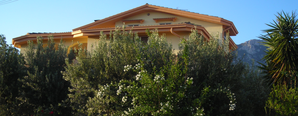 Fachada principal de la Casa de Vacaciones 'Villa Manetti' en Irgoli, Cerdeña.